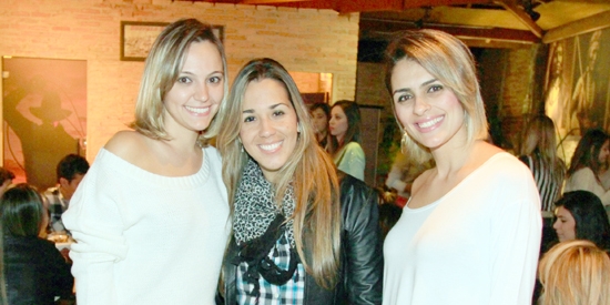 Karina Valerini, Maiza Faleiros e Keila Silva em point concorrido da cidade